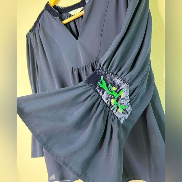 Crown and ivy navy blue embroidered tunic top size small - Picture 4 of 4